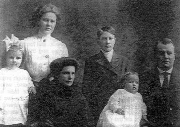 Sarah Taylor South and Family, Summer of 1908